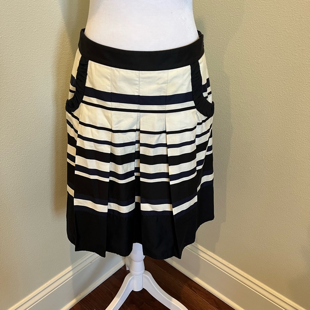 Ann Taylor Black and White Knee-Length skirt with pockets